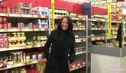 Mulher enfia plug no cu dentro do supermercado