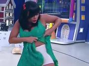 Valentina Francavilla levantando o vestido