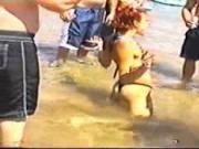 VIDEO: Chica dando sexo oral a desconocidos en la playa
