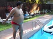 Mi gordito nalgon en tanga piscina