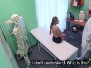 Doctor calmed afraid gal with sex