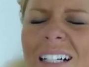 Blonde geht mit Vibrator in Fotze extreme nass