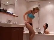 Nederlandse lesbiennes hebben plezier in de badkamer