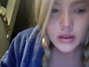 Blondine fingert sich vor ihrer Webcam - Teil 1