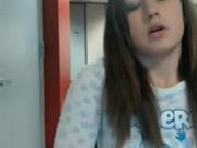 Chica se masturba en biblioteca publica frete a la webcam