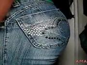 Encoxando amiga da bunda durinha com jeans