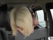 Tattooed blonde babe sucks and screwed in the backseat