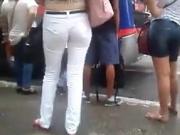 Calca branca enterrada na bunda safada no ponto de onibus