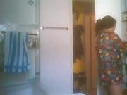 Neue Putzfrau nimmt eine Dusche