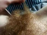 Redhead Brushing ihr Feuer Bush!