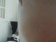 Kurvige vollbusige Frau trocknet und hangt ihre Kurven