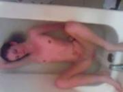 BF Tapes His GF pussy toying With The Waterbeam In The Bathtub