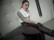 Foot domme pinup in kneehigh boots