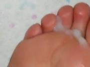 Beautiful toes get bathed in cum