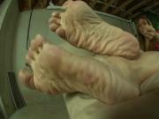 Wrinkled feet with experience available for footjob